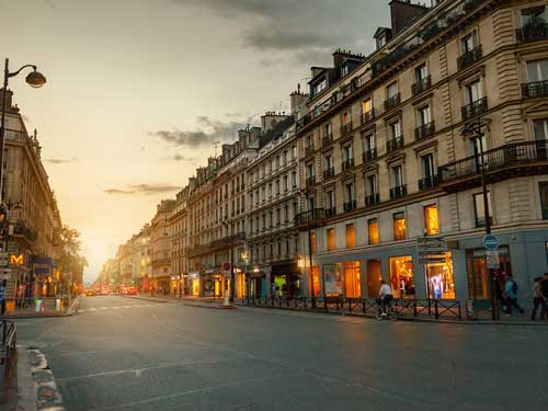 یکی از لذت بخش ترین بخش های تور فرانسه من و تو همسفر خرید از لباس فروشی های پاریس است.