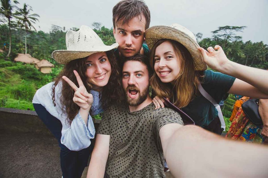 مزیت های سفر با تور - سفر با دوستان